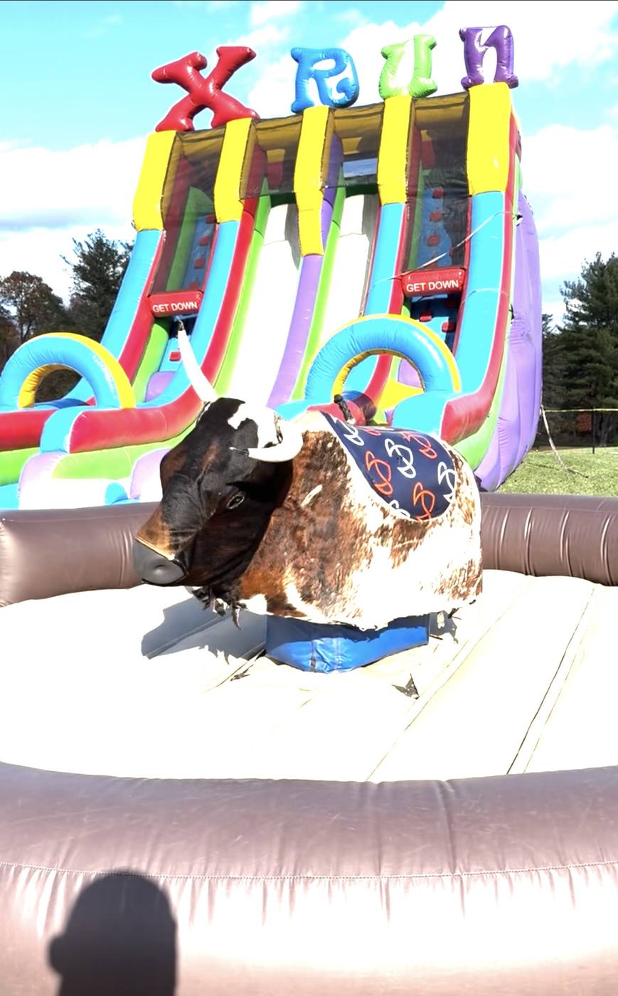 Mechanical bull with X Run inflatable